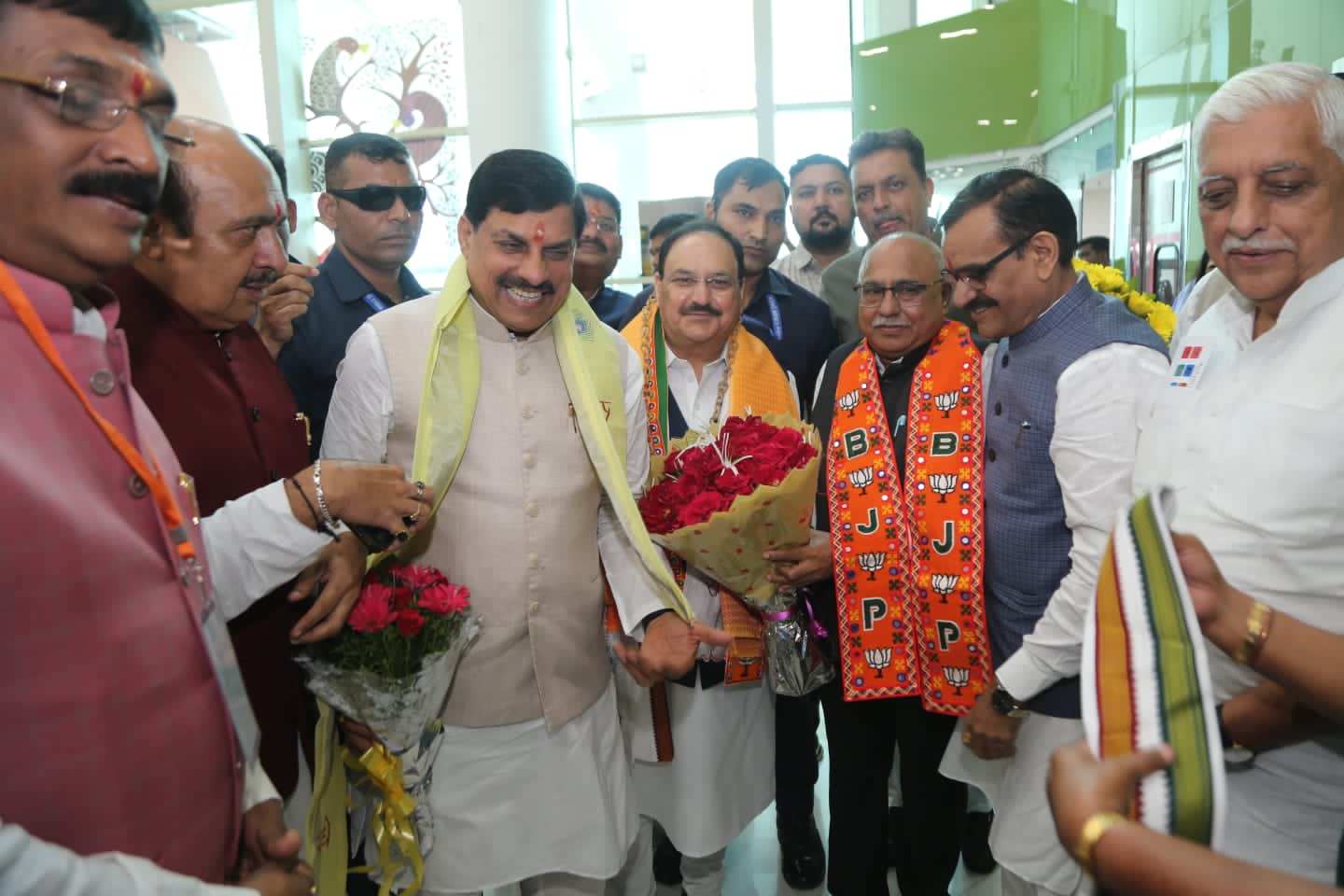 केंद्रीय मंत्री श्री नड्डा तथा मुख्यमंत्री डॉ यादव का डुमना एयरपोर्ट पर गर्मजोशी से हुआ स्वागत. केंद्रीय मंत्री श्री नड्डा तथा मुख्यमंत्री डॉ यादव का डुमना एयरपोर्ट पर गर्मजोशी से हुआ स्वागत.