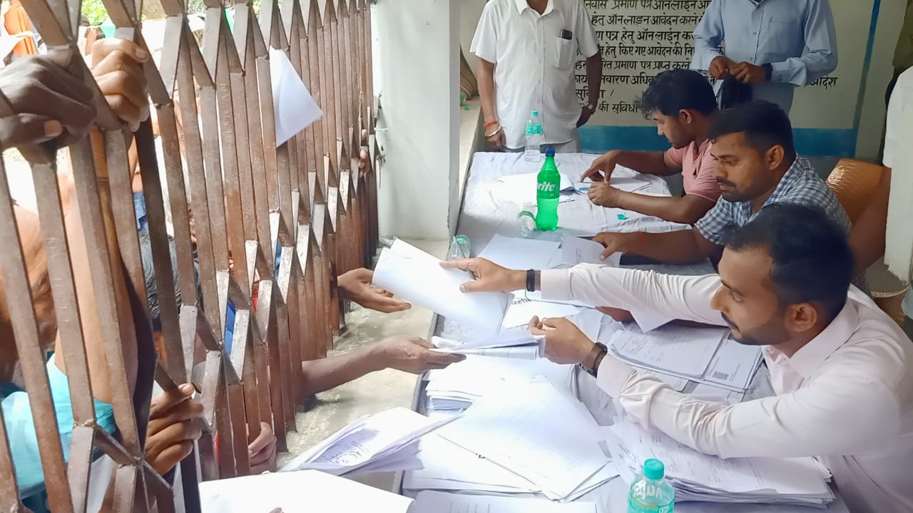 अररिया फोटो:राजस्व महाअभियान के तहत कैम्प अररिया फोटो:राजस्व महाअभियान के तहत कैम्प