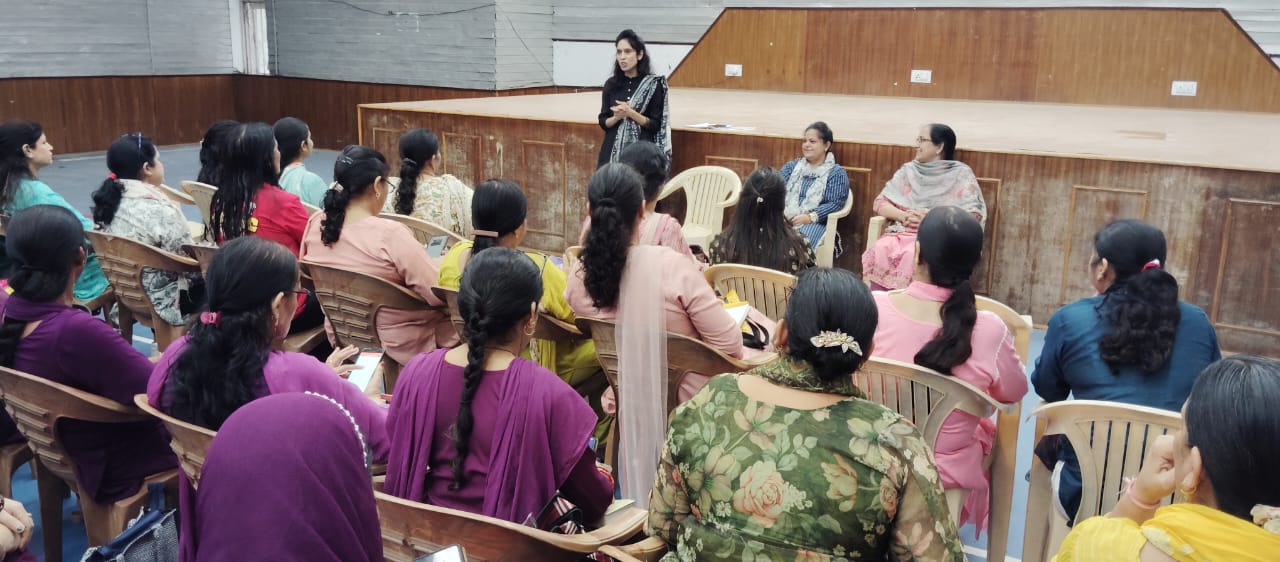 महिला कर्मचारियों को दी अधिनियम की जानकारी महिला कर्मचारियों को दी अधिनियम की जानकारी