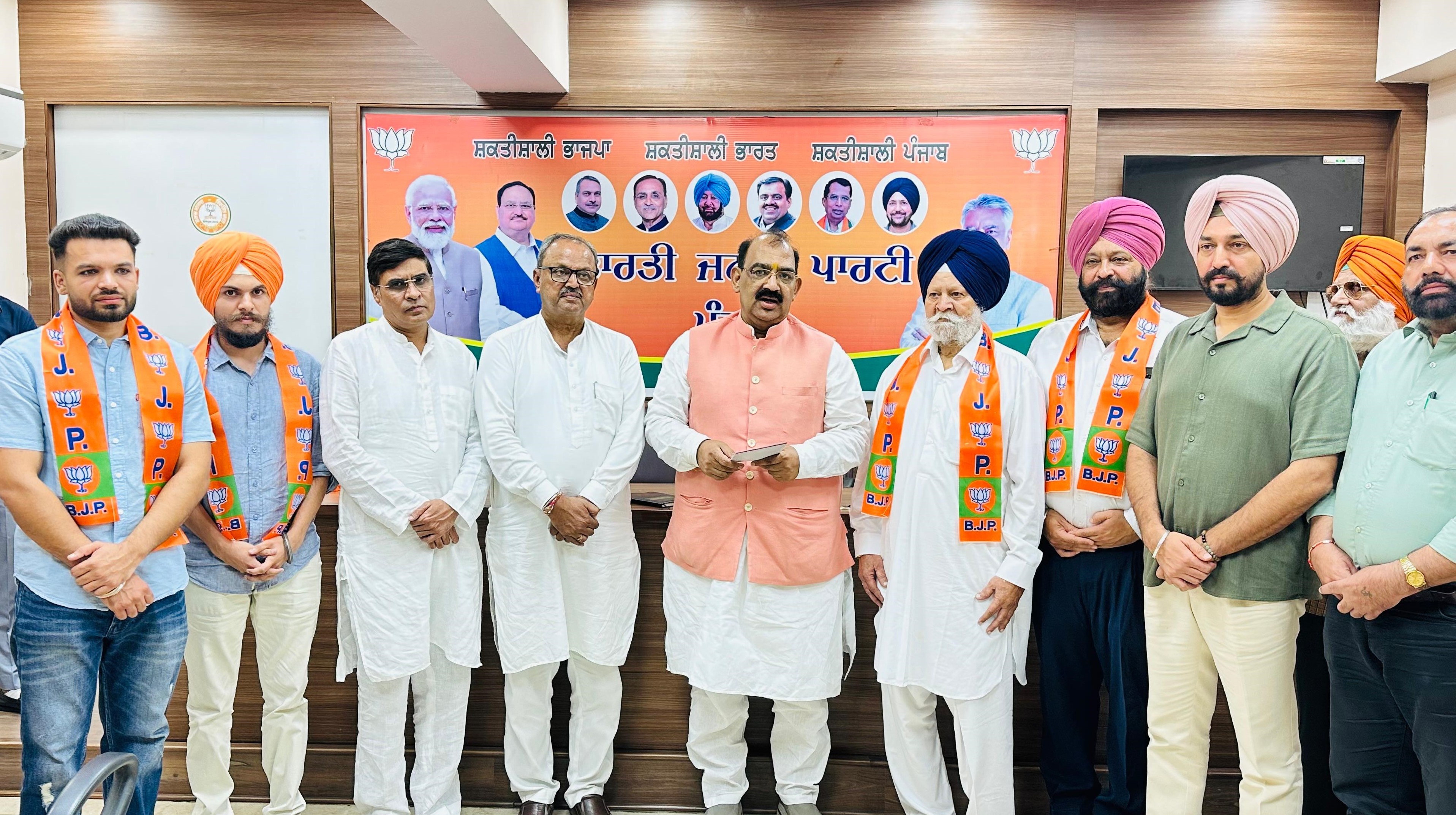 पंजाब के सेवानिवृत्त एसडीएम भाजपा में शामिल हाेते हुए पंजाब के सेवानिवृत्त एसडीएम भाजपा में शामिल हाेते हुए