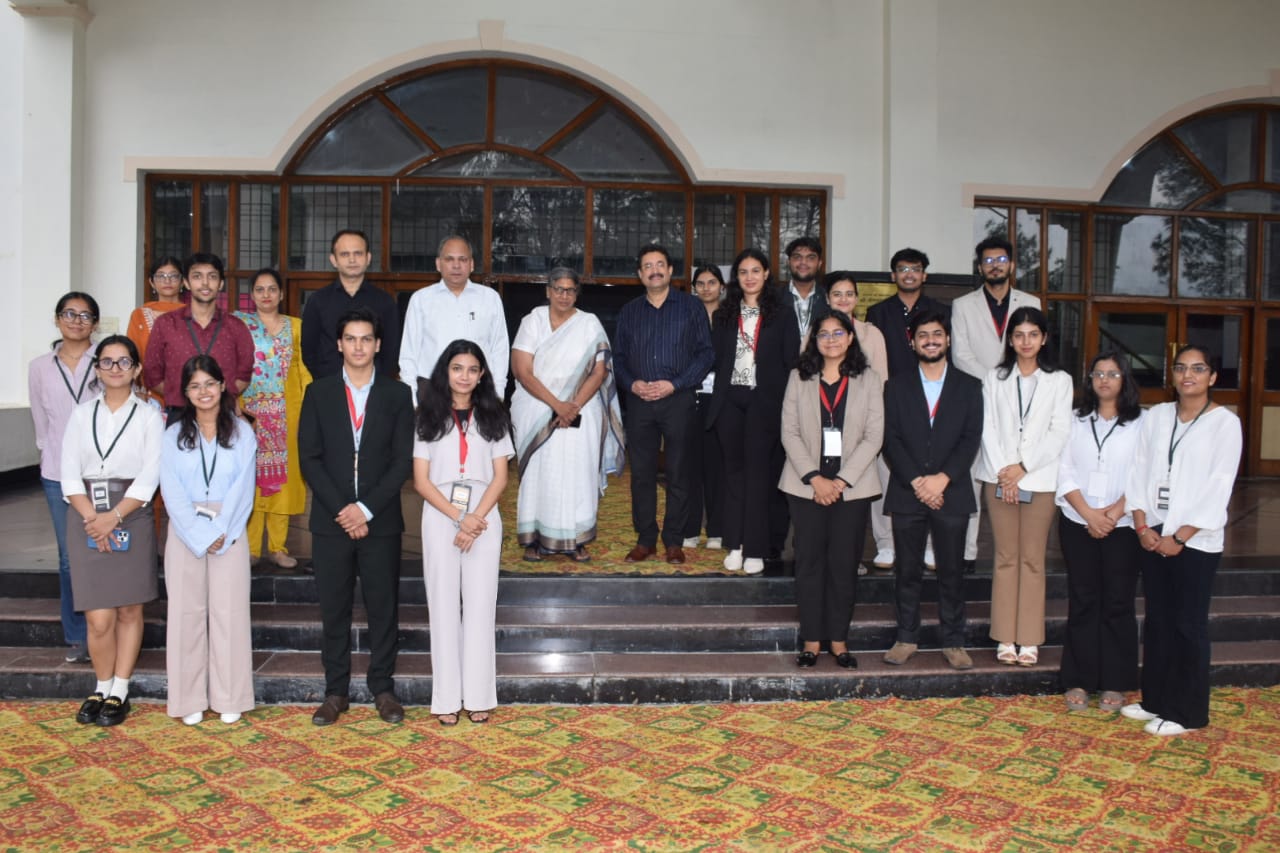 पदम् श्री डॉ. क्षमा मैत्रेय के साथ प्रशिक्षु चिकित्सक। पदम् श्री डॉ. क्षमा मैत्रेय के साथ प्रशिक्षु चिकित्सक।