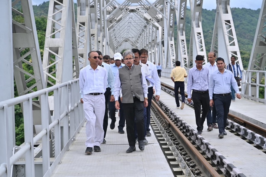 असमः बइरबी-सायरंग नई रेल लाइन परियोजना का निरीक्षण करते सीआरबी सतीश कुमार