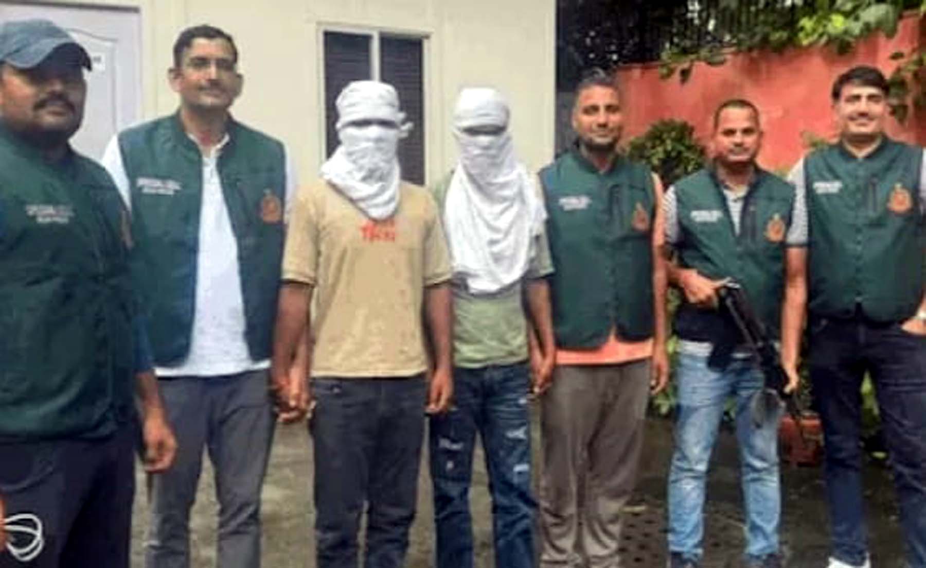 गुरुग्राम पुलिस की गिरफ्त में यूट्यूबर एल्विश यादव के घर फायरिंग के आरोपी।