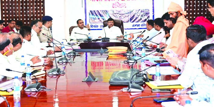 बैठक लेते हुए अध्यक्ष बैठक लेते हुए अध्यक्ष