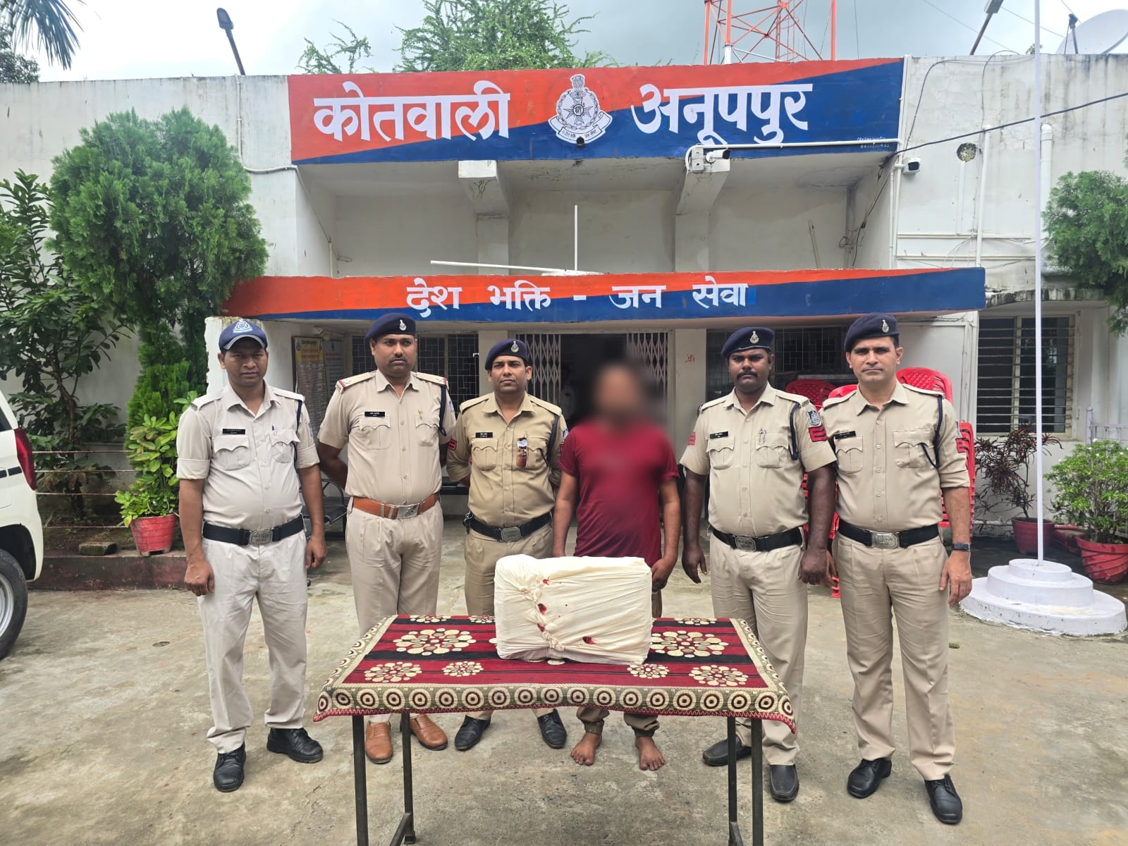 गिरफ्तार युवक गिरफ्तार युवक
