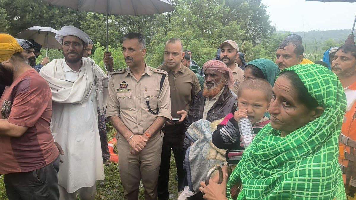 04 persons including a minor trapped in flash floods in River Ravi were rescued 04 persons including a minor trapped in flash floods in River Ravi were rescued