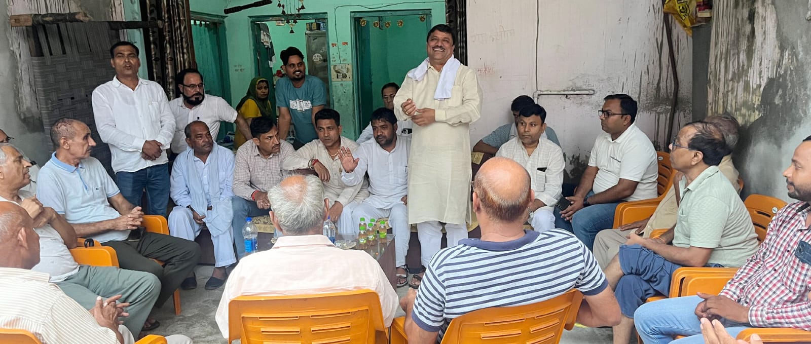 समस्याएं सुनने के बाद बहादुरगढ़ शहर के वार्ड-2 निवासियों से संवाद करते पूर्व विधायक नरेश कौशिक। समस्याएं सुनने के बाद बहादुरगढ़ शहर के वार्ड-2 निवासियों से संवाद करते पूर्व विधायक नरेश कौशिक।