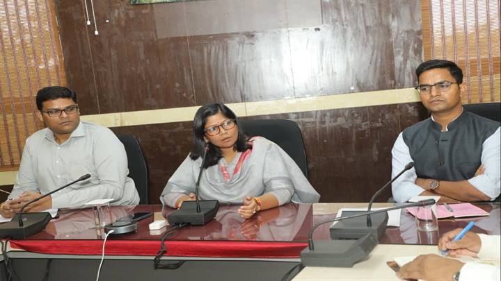 कलेक्टर ने की तैयारियों की समीक्षा कलेक्टर ने की तैयारियों की समीक्षा