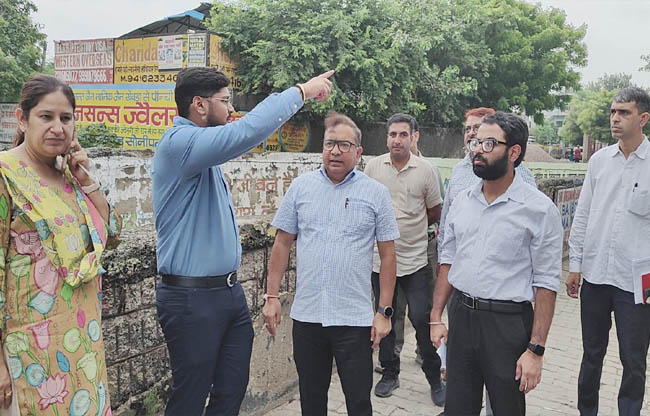 सोनीपत: जलभराव में अचाव के लिए निर्देश देते हुए उपायुक्त सुशील सारवान सोनीपत: जलभराव में अचाव के लिए निर्देश देते हुए उपायुक्त सुशील सारवान