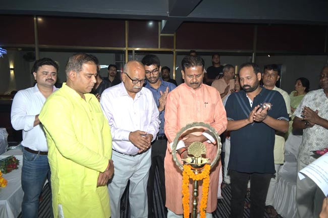 दीप प्रज्ज्वलित करते महापौर दीप प्रज्ज्वलित करते महापौर
