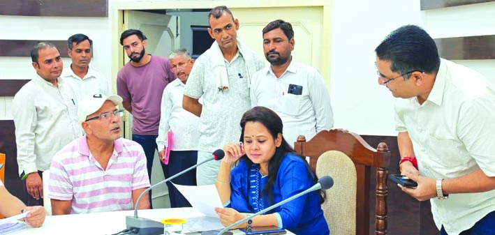 जन सुनवायी करते हुए सीडीओ जन सुनवायी करते हुए सीडीओ