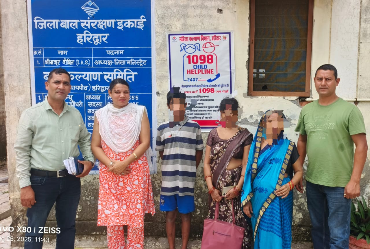 बालक को परिजनों के सुपुर्द करते हुए बालक को परिजनों के सुपुर्द करते हुए