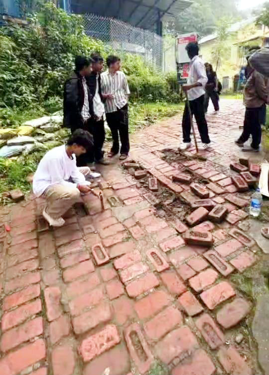 विवाद के बाद हटाई जा रहीं ईंटें