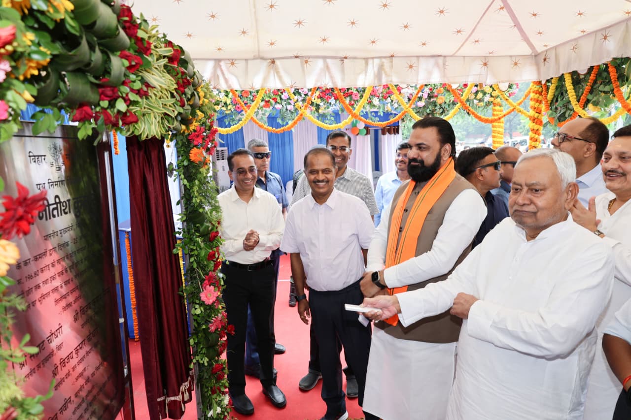 भूमिगत नाला और चार लेन सड़क निर्माण कार्य का शिलान्यास करते मुख्यमंत्री नीतीश
