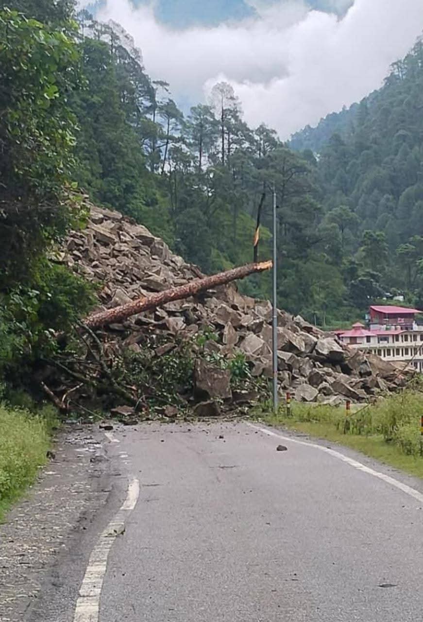 उत्तरकाशी  गंगोत्री हाईवे पर पत्थरों की बारिश  से नलूणा में हुआ बंद