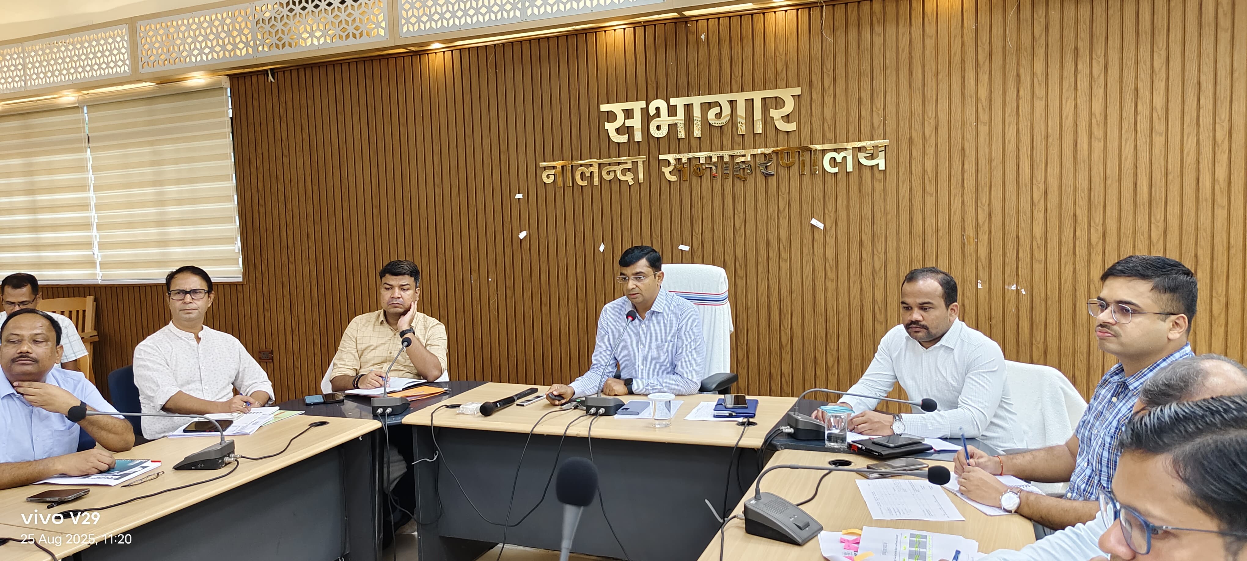 जमीन अधिग्रहण की समीक्षा करते डीएम जमीन अधिग्रहण की समीक्षा करते डीएम
