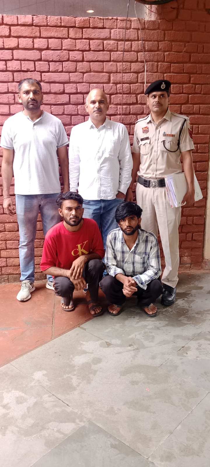 गिरफ्तार किया गया आरोपित गिरफ्तार किया गया आरोपित