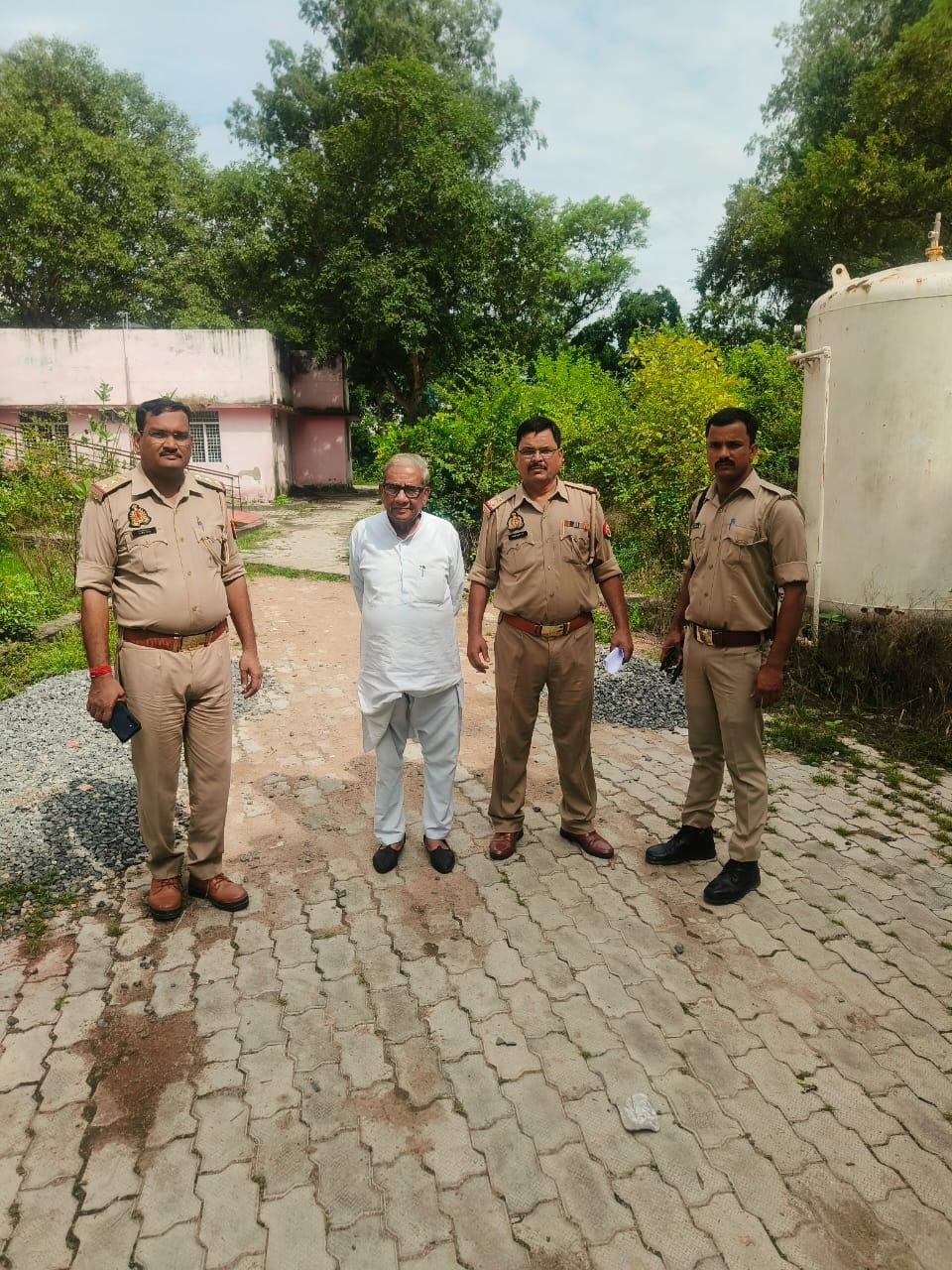 पुलिस की हिरासत में आरोपी पुलिस की हिरासत में आरोपी