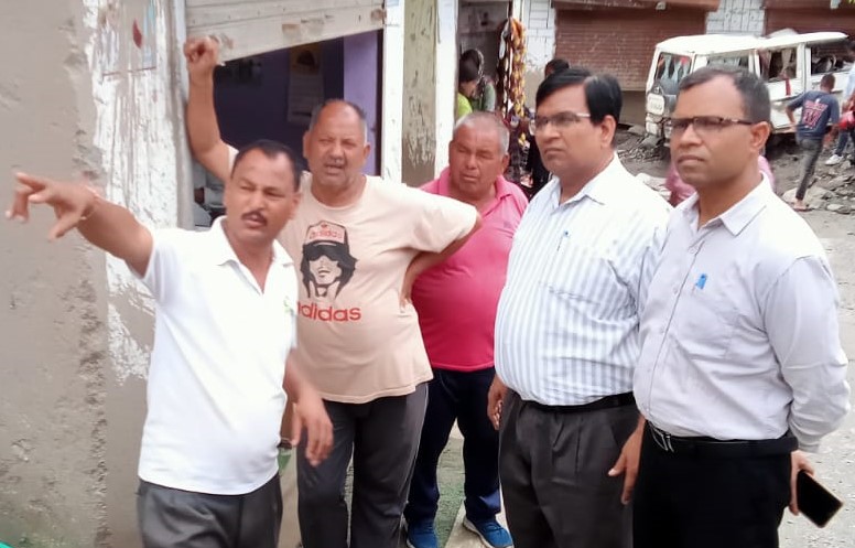 थराली के चेपडों में आपदा प्रभावितों को बातचीत करते हुए एडीएम विवेक प्रकाश। थराली के चेपडों में आपदा प्रभावितों को बातचीत करते हुए एडीएम विवेक प्रकाश।