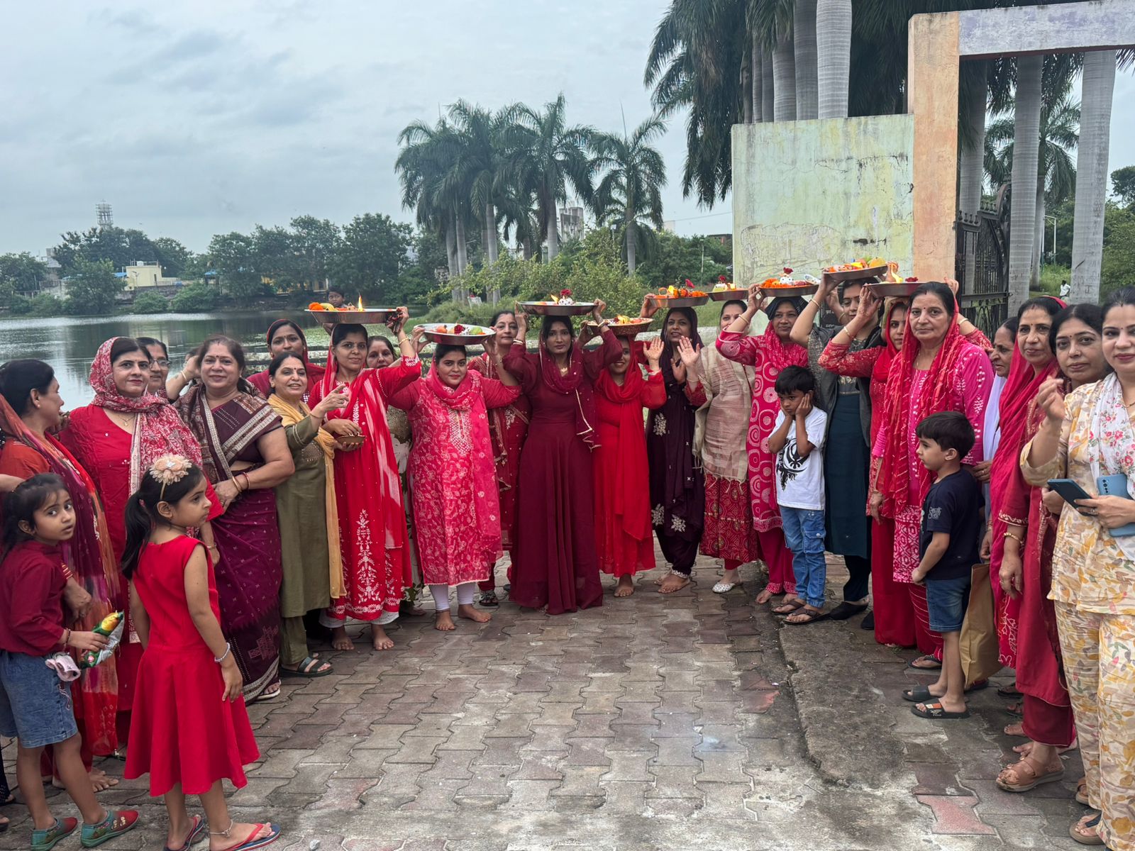 समूह में खड़ी हुई समाज की महिलाएं। समूह में खड़ी हुई समाज की महिलाएं।