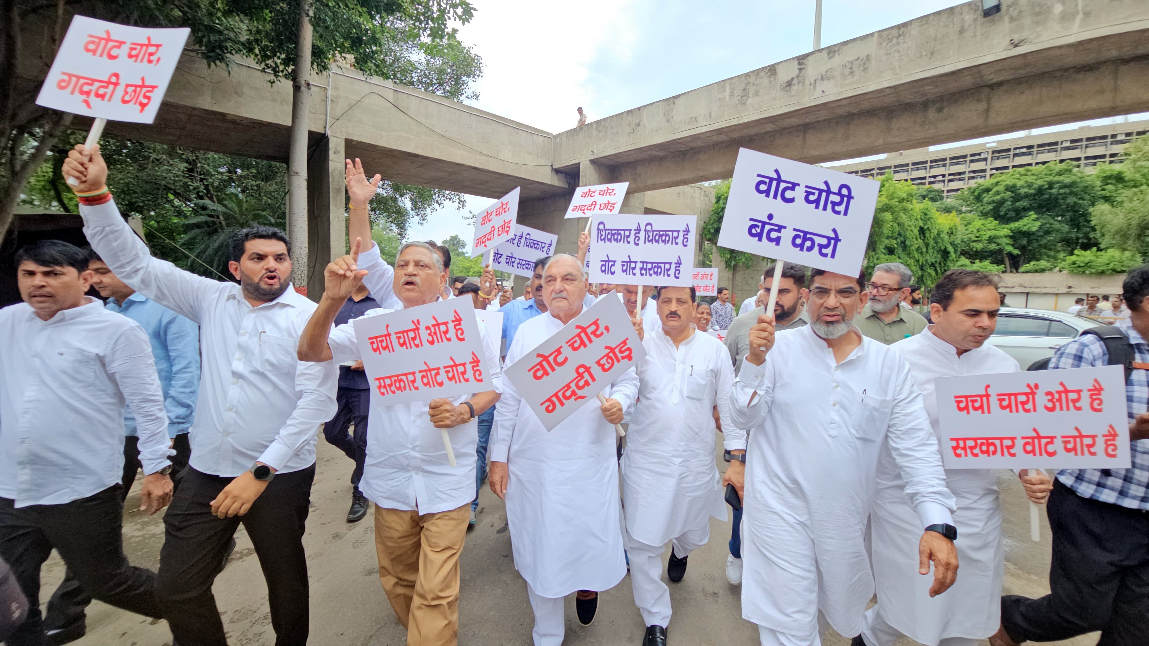 हरियाणा के पूर्व मुख्यमंत्री भूपेंद्र हुड्डा व अन्य विधायक पैदल मार्च करते हुए हरियाणा के पूर्व मुख्यमंत्री भूपेंद्र हुड्डा व अन्य विधायक पैदल मार्च करते हुए