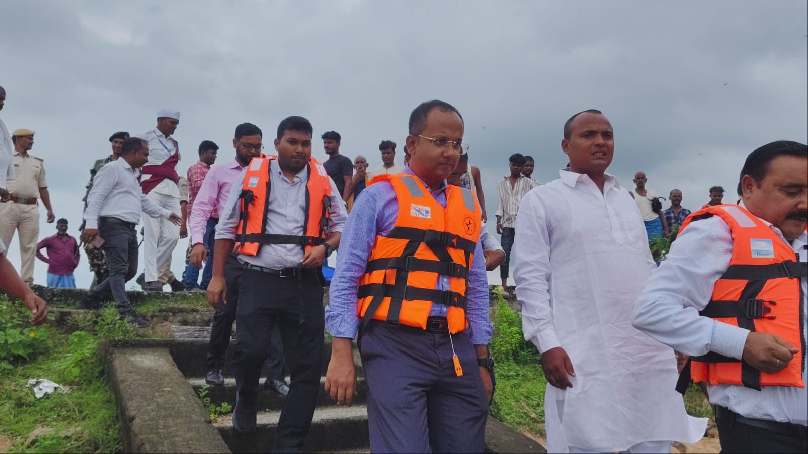 डैम का निरीक्षण करते डीएम