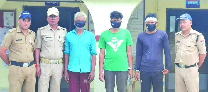 पुलिस गिरफ्त में आरोपित पुलिस गिरफ्त में आरोपित