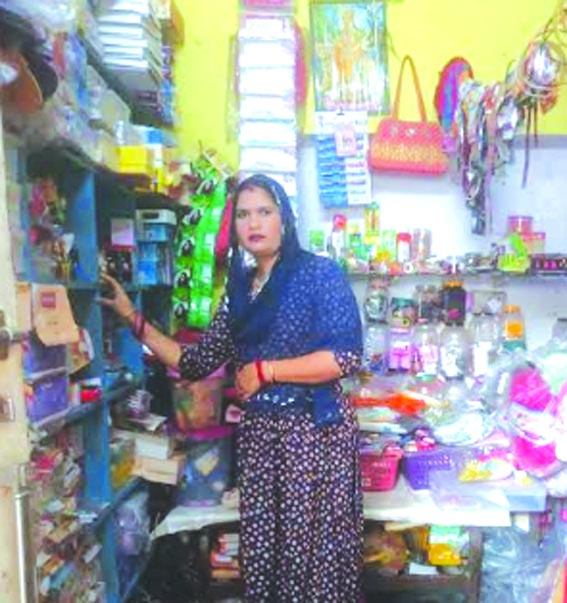 दुकान में दिव्यांग बीना