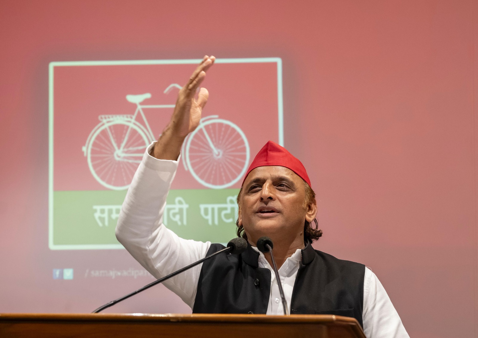 सपा अध्यक्ष अखिलेश यादव बाेलते हुए सपा अध्यक्ष अखिलेश यादव बाेलते हुए