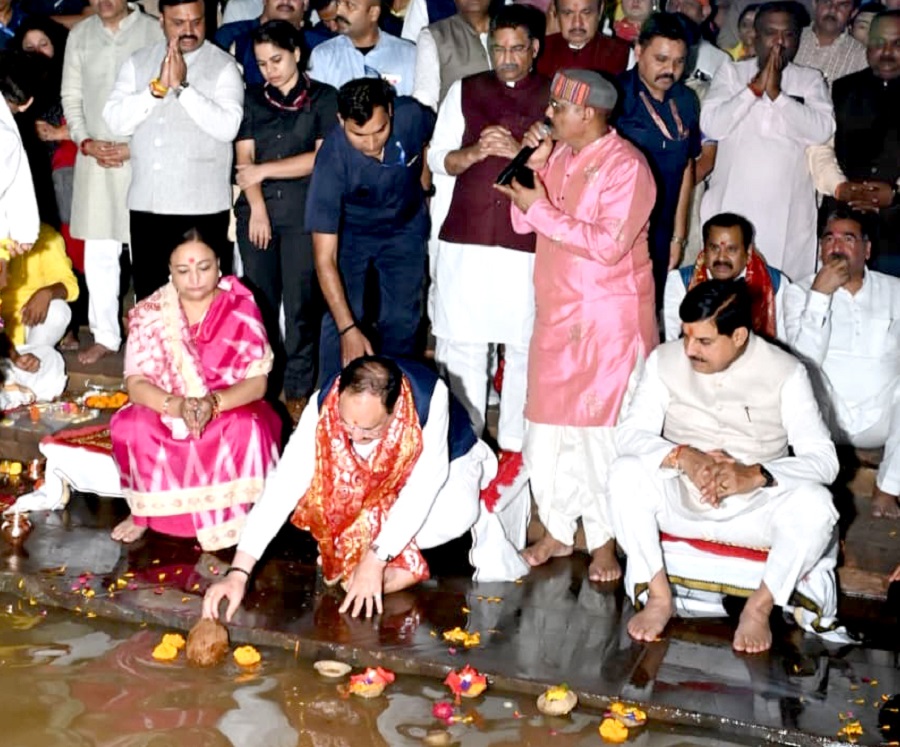 केंद्रीय मंत्री नड्डा माँ नर्मदा का अभिषेक कर दीपदान करते हुए केंद्रीय मंत्री नड्डा माँ नर्मदा का अभिषेक कर दीपदान करते हुए