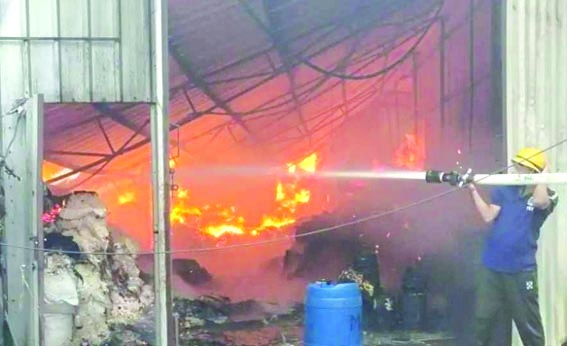 आग बुझाते दमकल कर्मी
