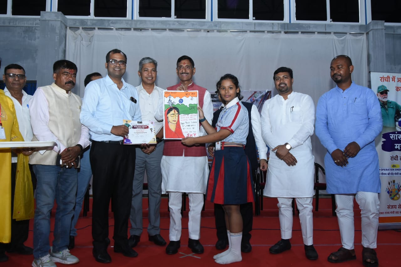 केंद्रीय रक्षा राज्य मंत्री पुरस्कृत करते हुए केंद्रीय रक्षा राज्य मंत्री पुरस्कृत करते हुए