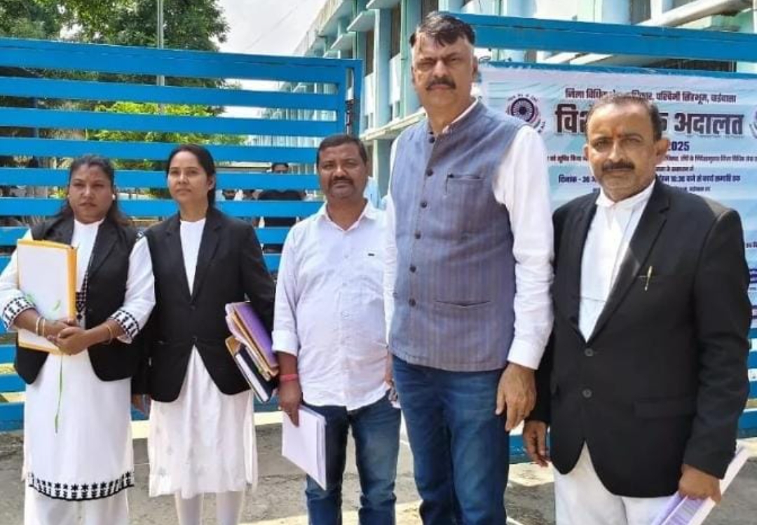 प्रदेश कांग्रेस के पूर्व अध्यक्ष राजेश ठाकुर अपने अधिवक्ता सुभाष मिश्रा के साथ कोर्ट पहुंचे प्रदेश कांग्रेस के पूर्व अध्यक्ष राजेश ठाकुर अपने अधिवक्ता सुभाष मिश्रा के साथ कोर्ट पहुंचे