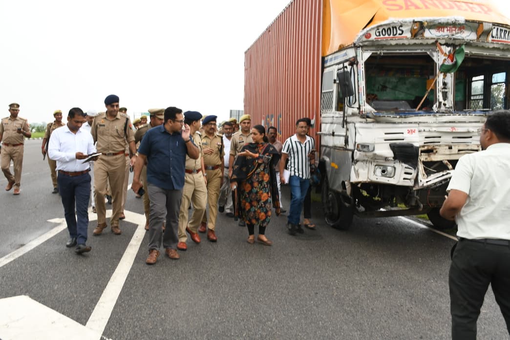 घटना की जांच करते अधिकारी, क्षतिग्रस्त वाहन घटना की जांच करते अधिकारी, क्षतिग्रस्त वाहन
