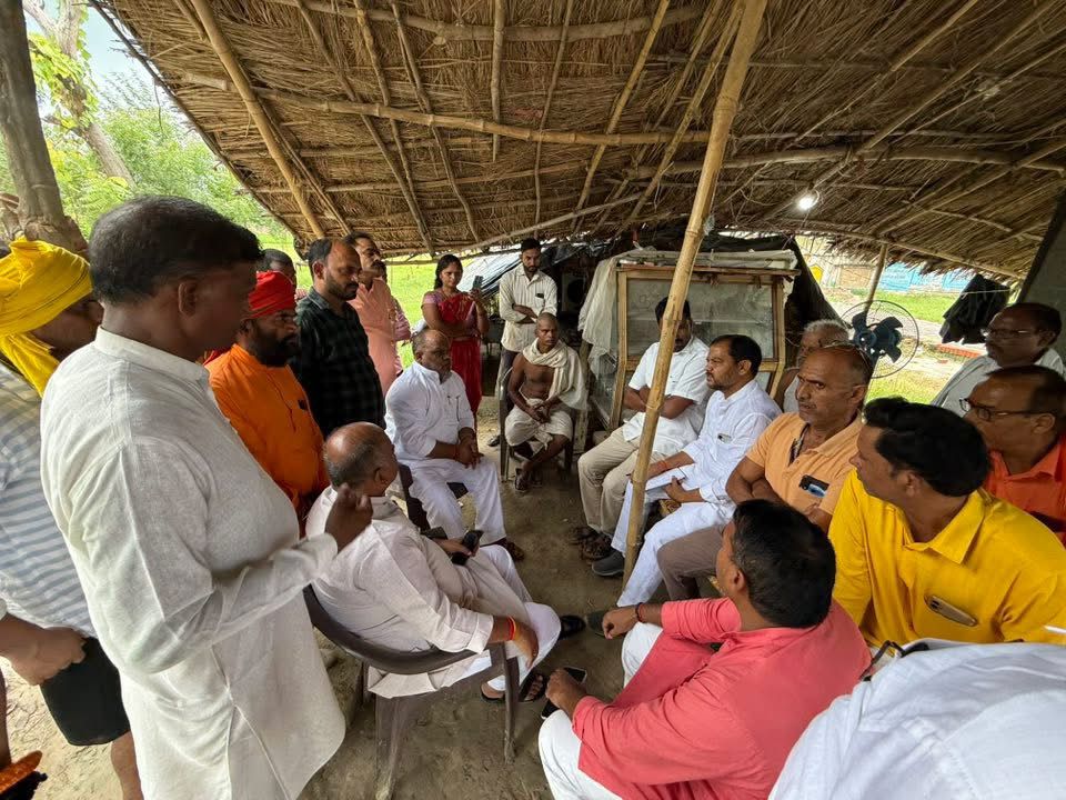 भाजपा नेता पीड़ित परिवार से मिलते हुए भाजपा नेता पीड़ित परिवार से मिलते हुए