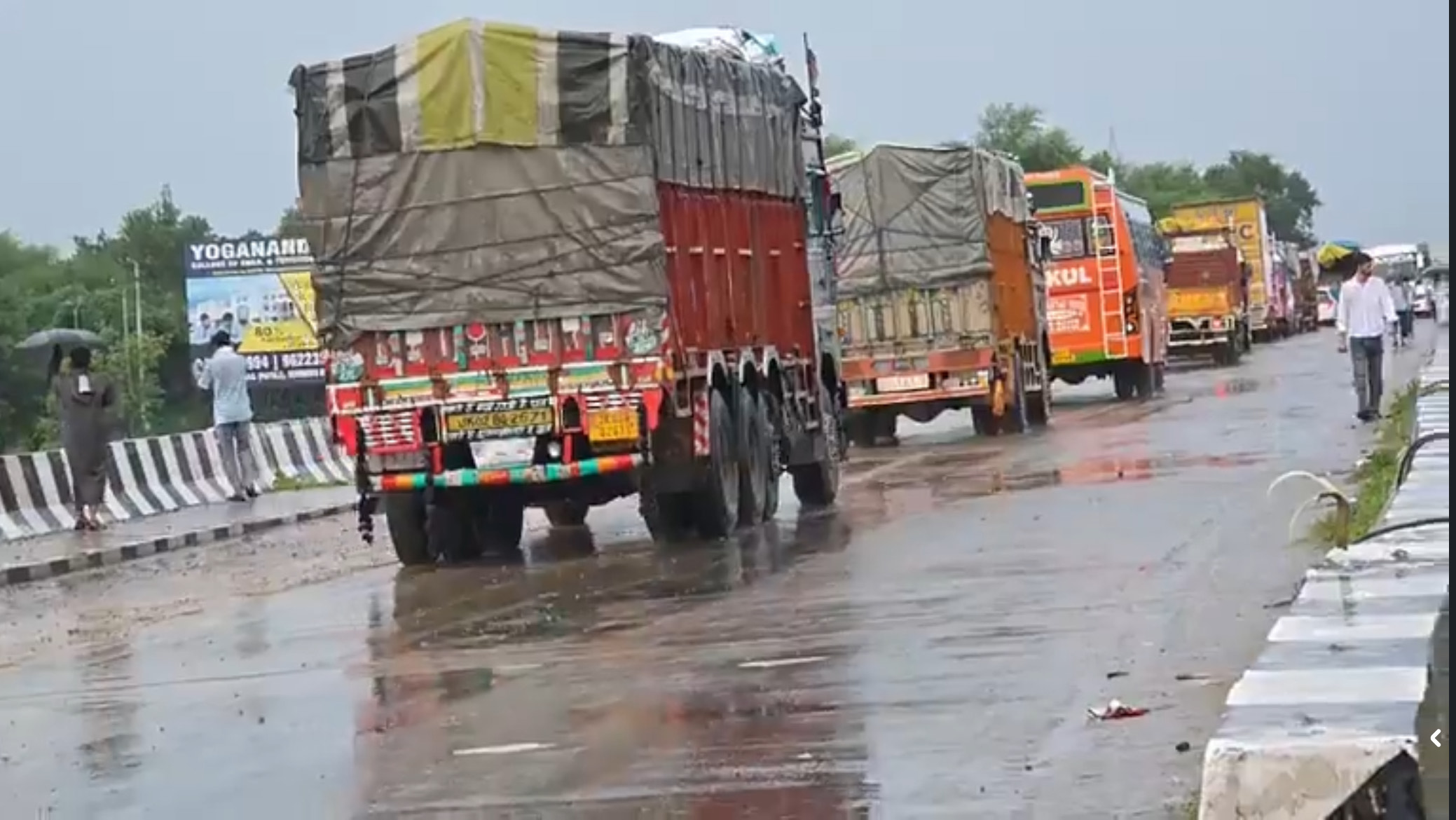 Big relief- Traffic restored on Jammu-Pathankot National Highway, after investigation the Highway Authority allowed vehicles to run on the second bridge Big relief- Traffic restored on Jammu-Pathankot National Highway, after investigation the Highway Authority allowed vehicles to run on the second bridge