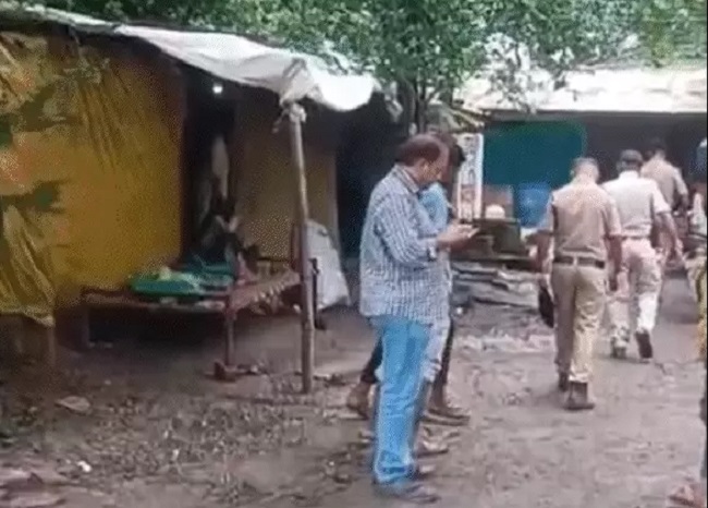 डकैती की घटना की जांच के लिए मौके पर पहुंची पुलिस डकैती की घटना की जांच के लिए मौके पर पहुंची पुलिस