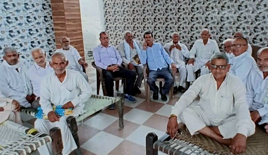 इसराना में बैठक करते किसान इसराना में बैठक करते किसान