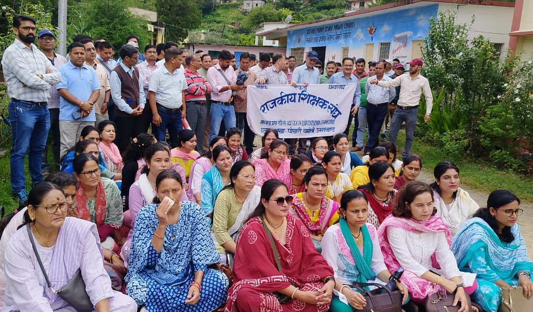 मांगों को लेकर खंड शिक्षा अधिकारी कार्यालय पोखरी में धरना देते हुए शिक्षक।