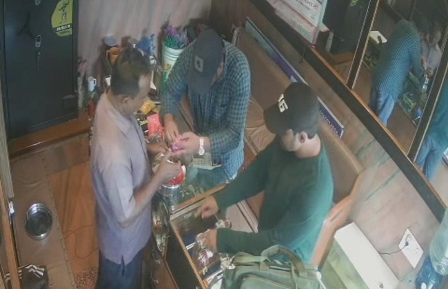 ज्वेलरी दुकान में डकैती की फुटेज ज्वेलरी दुकान में डकैती की फुटेज