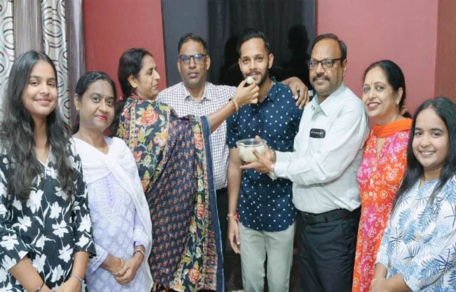 सोनीपत: प्रणव सिंघल को बधाई देते उनके माता-पिता व परिवार के अन्य सदस्य। सोनीपत: प्रणव सिंघल को बधाई देते उनके माता-पिता व परिवार के अन्य सदस्य।