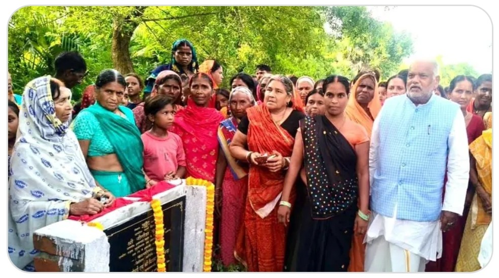 सड़क का शिलान्यास करते मंत्री सड़क का शिलान्यास करते मंत्री
