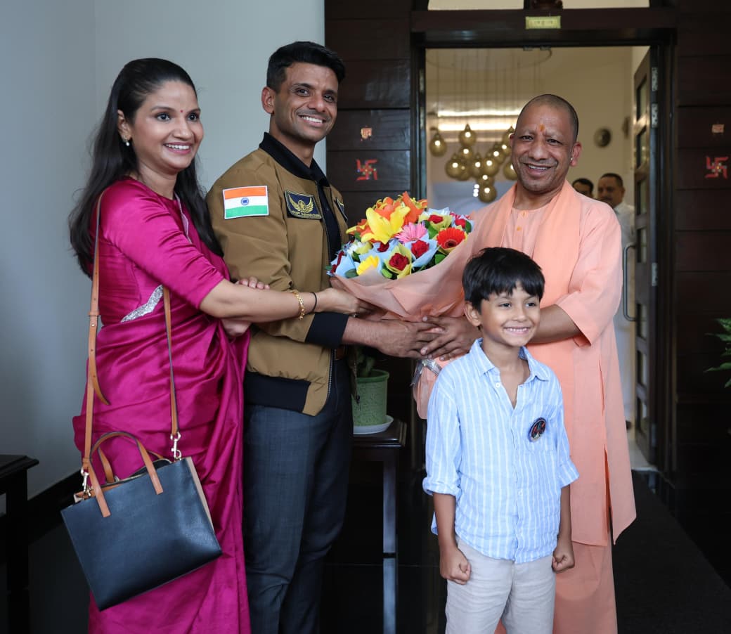 सीएम योगी से परिवार के साथ मिलते शुभांशु शुक्ला