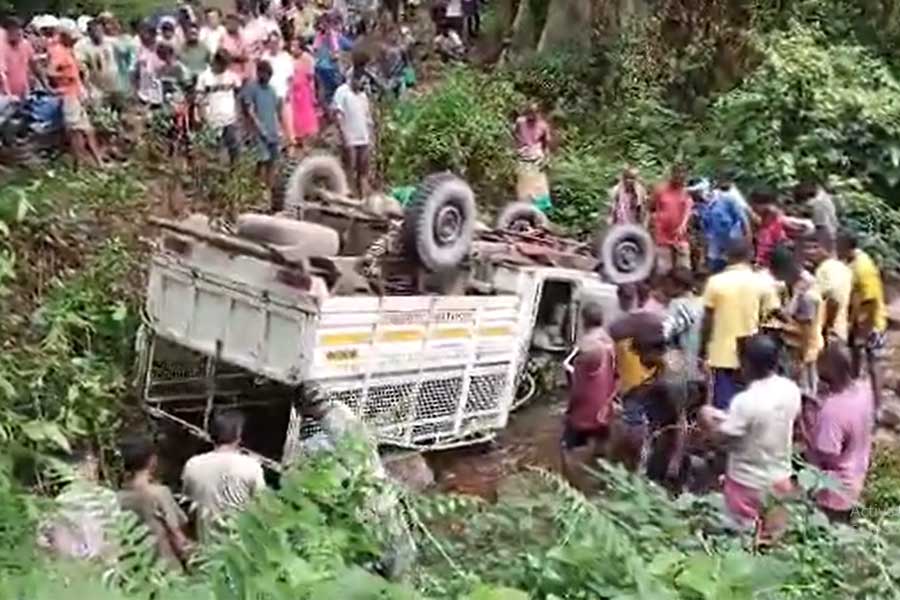 दुर्घटना के बाद पलटी हुए बलेरो दुर्घटना के बाद पलटी हुए बलेरो