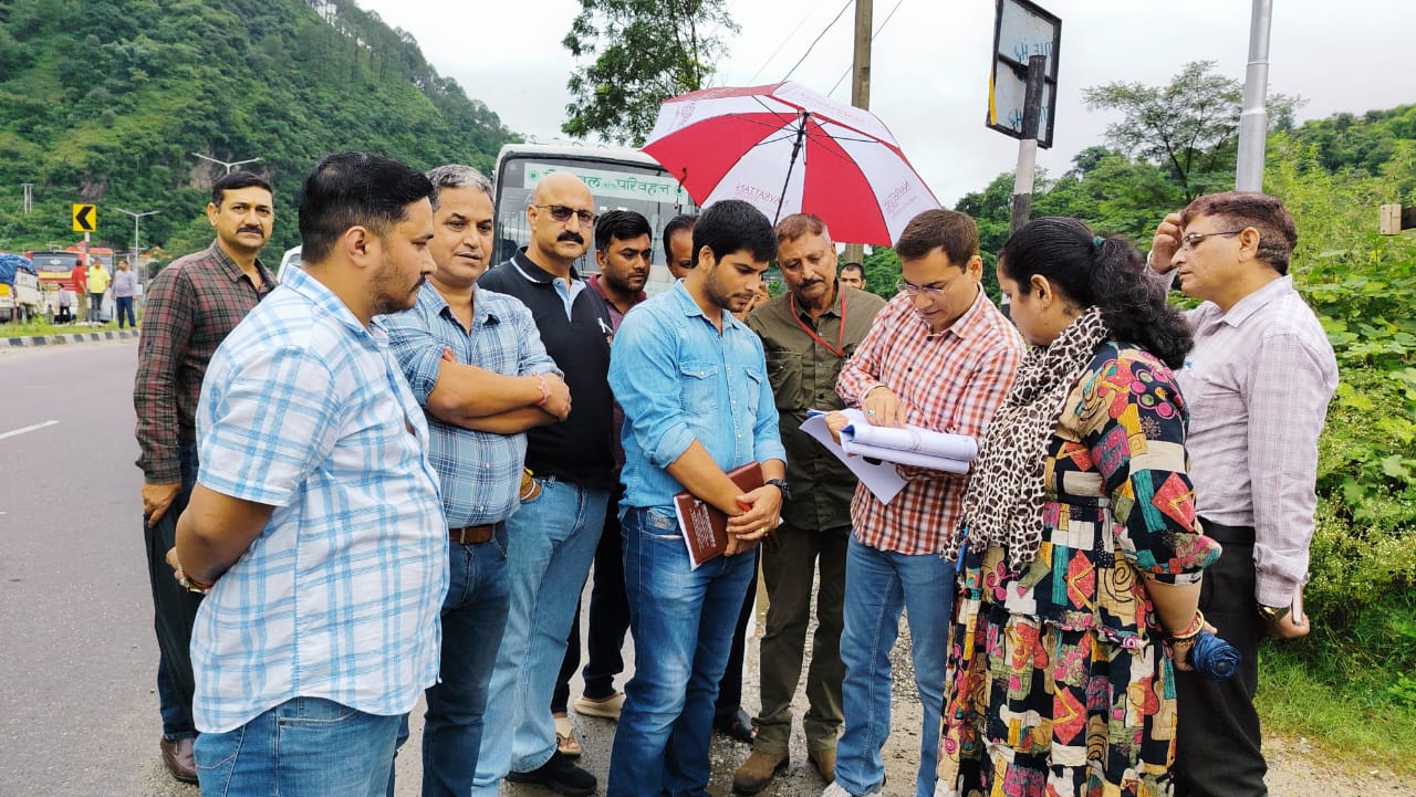 नेला वार्ड में निर्माणाधीन कार्यों का जायजा लेते हुए नगर निगम की टीम। नेला वार्ड में निर्माणाधीन कार्यों का जायजा लेते हुए नगर निगम की टीम।