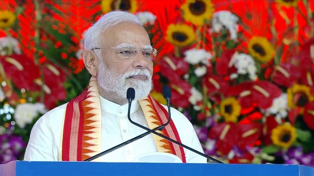प्रधानमंत्री नरेन्द्र मोदी सोमवार को गुजरात में जनसभा को संबोधित करते हुए प्रधानमंत्री नरेन्द्र मोदी सोमवार को गुजरात में जनसभा को संबोधित करते हुए