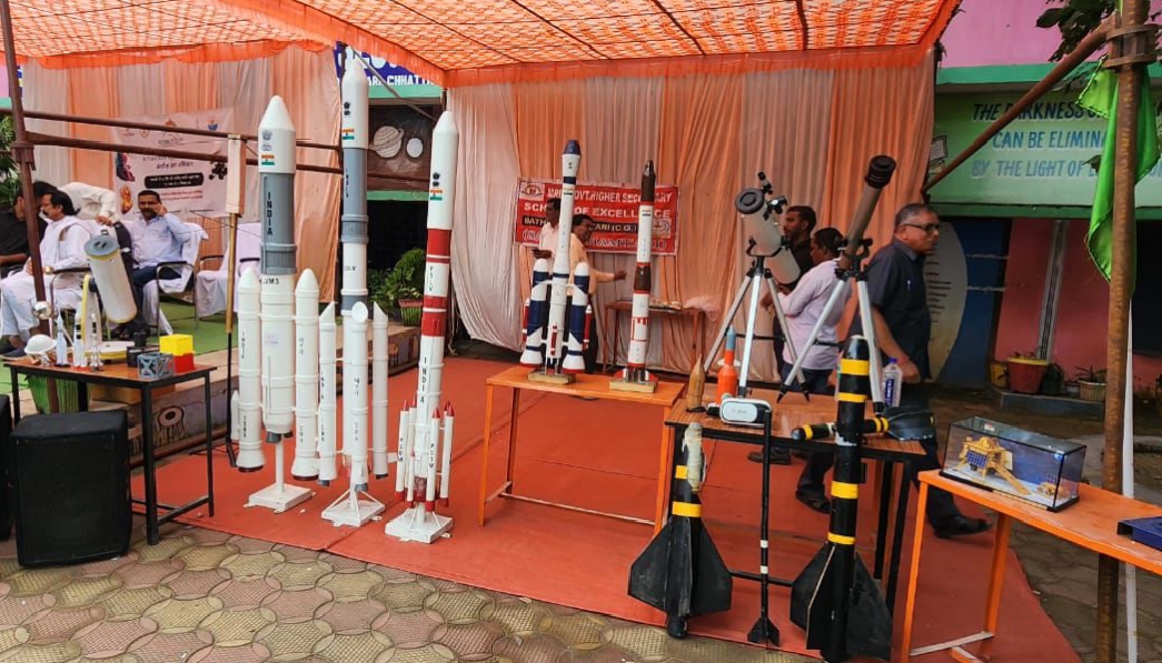 कार्यक्रम स्थल पर रखे हुए राकेट के माडल। कार्यक्रम स्थल पर रखे हुए राकेट के माडल।