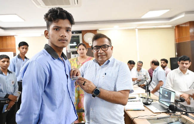 सोनीपत : सरकारी स्कूलों के मेधावी विद्यार्थियों के लिए अनोखी  पहल करते हुए उपायुक्त सुशील सारवान