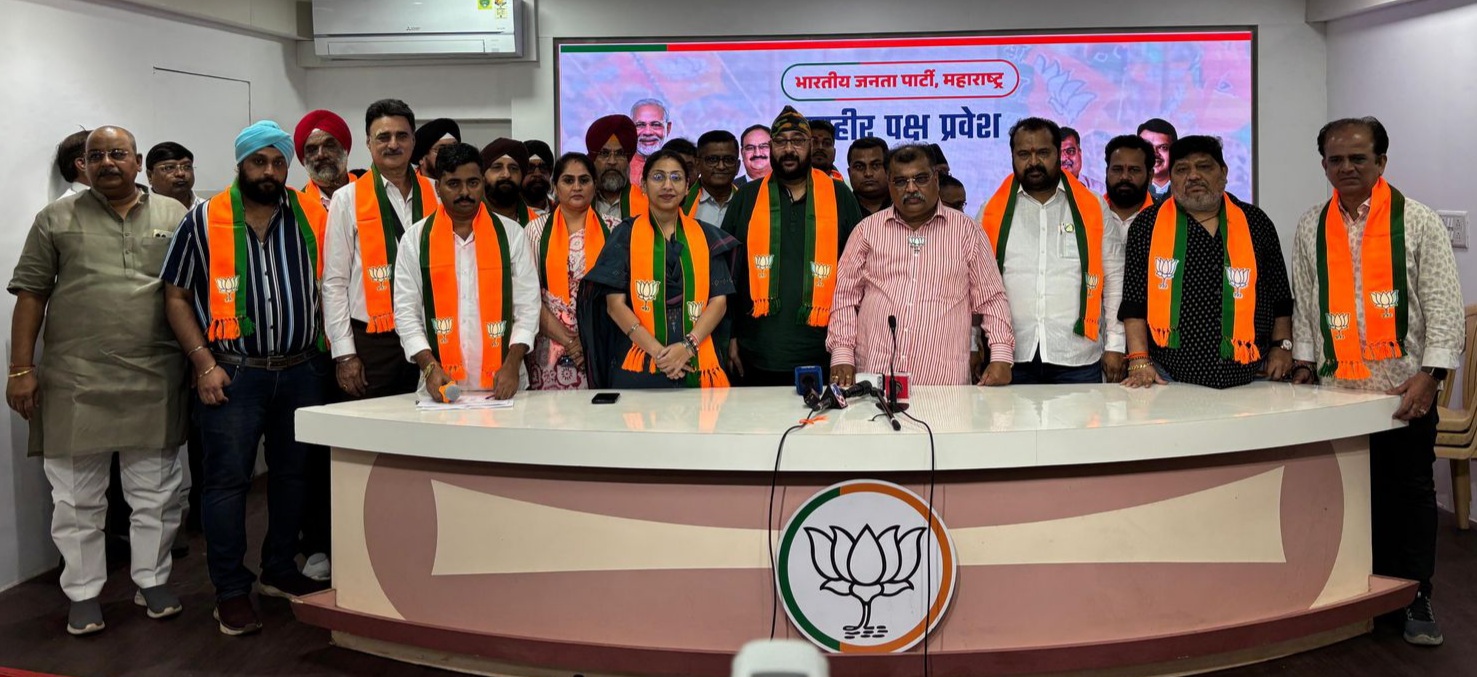 पक्ष प्रवेश समारोह के दौरान भाजपा पदाधिकारी। पक्ष प्रवेश समारोह के दौरान भाजपा पदाधिकारी।