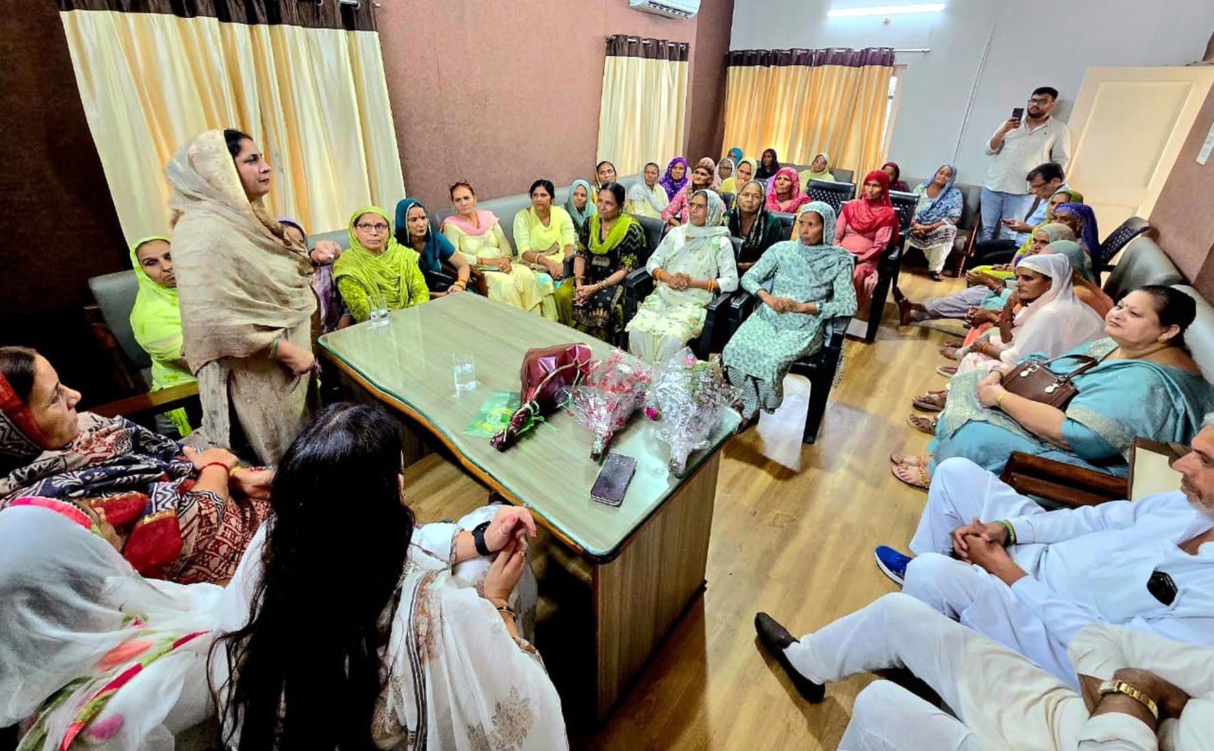बैठक को संबोधित करते महिला विंग प्रदेश अध्यक्ष रजनी मलिक। बैठक को संबोधित करते महिला विंग प्रदेश अध्यक्ष रजनी मलिक।
